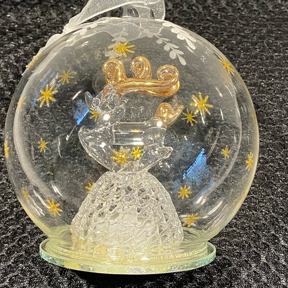 Kringle Glass Colour Changing Leaping Reindeer Ball Ornament - Picture 8 of 16